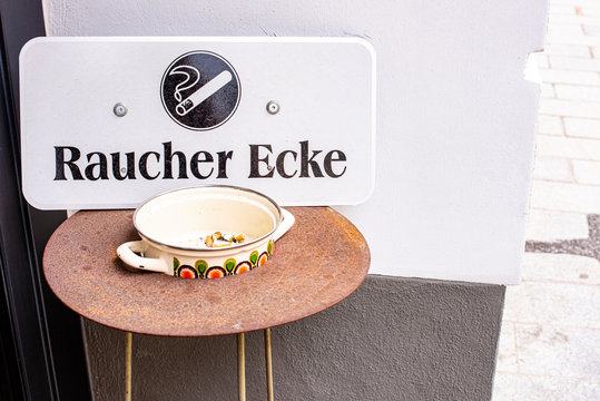 Eine Raucherbereich vor dem Lokal f&uuml;r Raucher