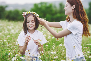 Obraz premium mother and daughter having fun in the park