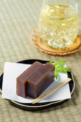和菓子 羊羹と冷えたお茶