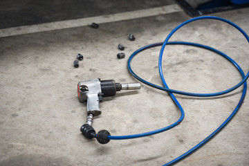 Loosen the nut tool hand pneumatic gun for wheel nut in mechanical workshop
