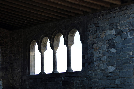 Finestra trifora con mura in pietra