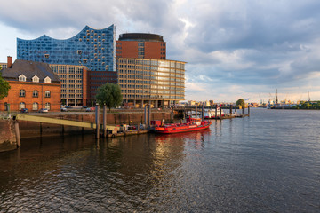 Naklejka premium Hafen in Hamburg bei Sonnenuntergang