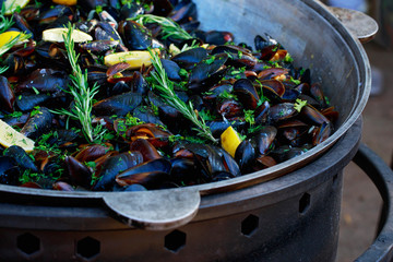 Fresh mussels at grill pan