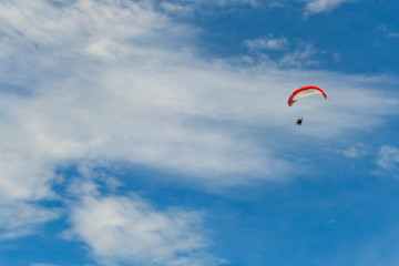parapente  sobre altura con fondo celeste y nubes