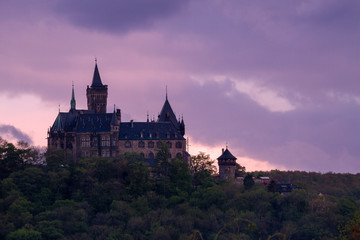 Fototapeta na wymiar Schloss Wernigerode und lila Wolken