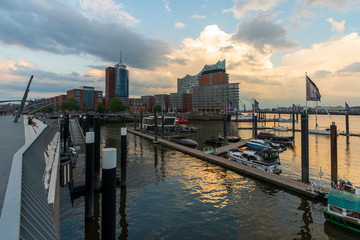Hafen in Hamburg bei Sonnenuntergang