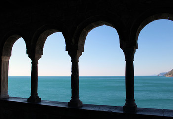 Loggia con colonnine e vista mare