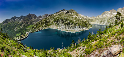 Naklejka na ściany i meble Lac de Cap de Long im Naturreservat Massif du Néouvielle in den Pyrenäen