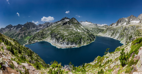 Fototapeta na wymiar Lac de Cap de Long im Naturreservat Massif du Néouvielle im Nationalpark Pyrenäen