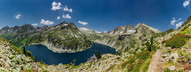 Fototapeta na wymiar Lac de Cap de Long im Naturreservat Massif du Néouvielle im Nationalpark Pyrenäen