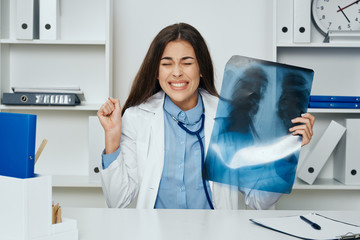 Obraz na płótnie Canvas female doctor looking at xray