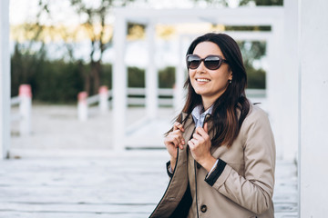 Obraz premium Pretty long hair brunette girl in sunglasses relaxing outdoor.