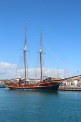 Fototapeta na wymiar Old discharged sailing ship in Syracuse harbor (Italy)