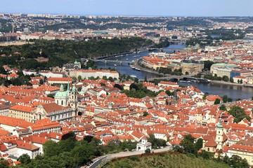 Obraz premium prague, praha, river, city, architecture, tower, czech, town, church, old, building, cityscape, cathedral, house, view, landmark, skyline, red, panoramic,
