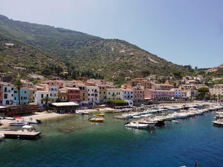 Fototapeta na wymiar colorata vista estiva di Giglio porto, in Italia