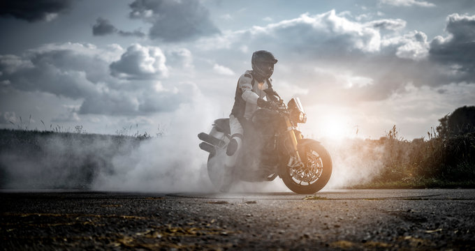 wilder Motorradfahrer lässt die Reifen bei einem Burnout durchdrehen und macht einen Donut