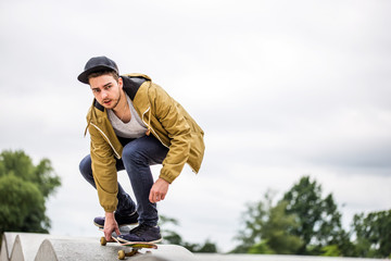 Fototapeta na wymiar Junger Mann auf Skateboard 