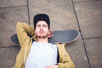 Mann entspannt sich auf seinen Skateboard