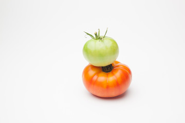 Proceso de maduración del tomate, se recoge verde de la planta y se deja madurar fuera, en neveras para que llegue y se mantenga fresco durante mucho tiempo