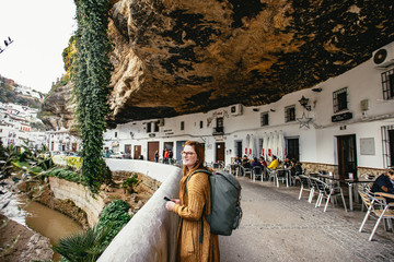 Young woman backpacker admiring the gorge - obrazy, fototapety, plakaty