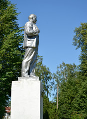 Fototapeta premium SLAVSK, RUSSIA - JUNE 22, 2019: Monument to V.I. Lenin, side view. Kaliningrad region