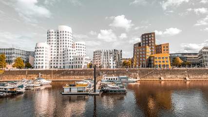Naklejka premium Der Medienhafen in Düsseldorf ist immer ein tolles Touristen Ziel für Architektur Fans