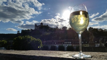 Würzburg Panorama Frankenwein im Glas auf Mainbrücke vor Festung Marienbergg