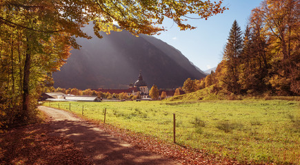 Malerischer Wanderweg um das Kloster Ettal in idyllischer Herbstlandschaft