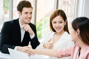 Businessmen are brainstorming and agreement. And congratulated the success Which creates unity in the work that understands the strategy Teamwork requires clear division of work to achieve the goal.