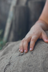 Hände im Sand