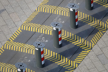 Poller aus Metall auf Gehweg als Barriere