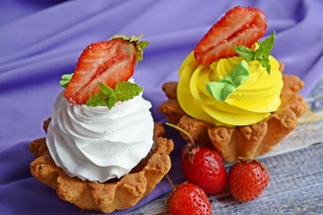 Delicious cakes baskets of short pastry with jam and cream.
