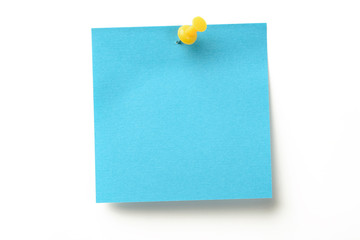 Posit de color azul y marcador amarillo clavado sobre fondo blanco - obrazy, fototapety, plakaty