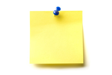 Posit de color amarillo y marcador azul clavado sobre fondo blanco - obrazy, fototapety, plakaty