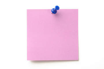 Posit de color rosa y marcador azul clavado sobre fondo blanco