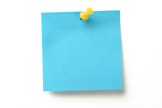 Posit de color azul y marcador amarillo clavado sobre fondo blanco