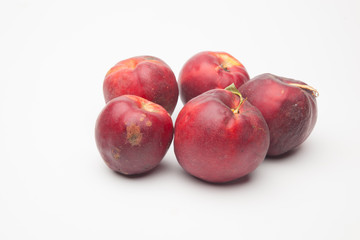Nactarina roja y madura, cultivada de forma ecológica, sin productos químicos ni pesticidas