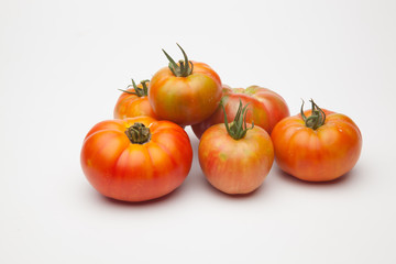 Saludables y bellos tomates, recién traidos del huerto para ser puestos en la mesa o en el mercado.