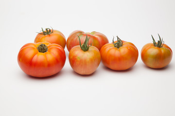 Saludables y bellos tomates, recién traidos del huerto para ser puestos en la mesa o en el mercado.