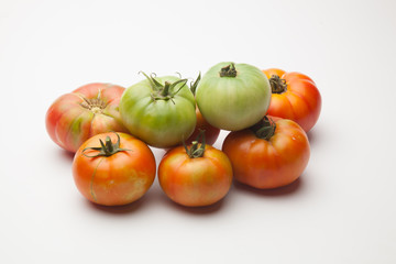 Tomates ecológicos recién cogidos del huerto para ser llevado a la mesa para ser comido ya sea...