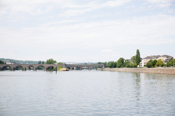 Obraz premium weitblick auf die brücke und das rheinufer unter blauem himmel in koblenz und umgebung fotografiert während einer schiffstour auf dem rhein in koblenz und umgebung