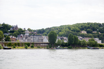 blick auf ein baugebiet am rhein  in koblenz und umgebung fotografiert während einer schiffstour auf dem rhein in koblenz und umgebung