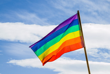 Bandera orgullo en el cielo