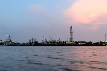 Obraz premium oil refinery at twilight
