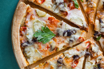 pizza with ham and cheese