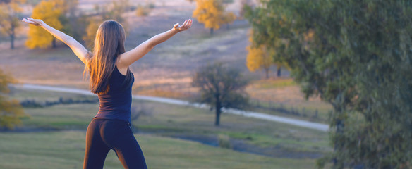 Fototapeta na wymiar Young beautiful girl doing yoga in nature.