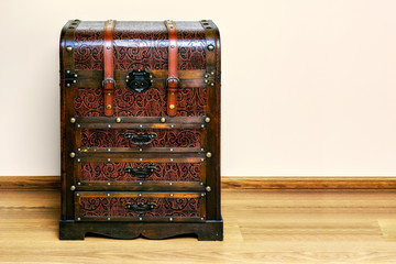 Commode in the form of a chest.