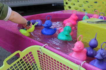 enfant et pêche aux canards