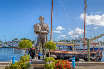 TARPON SPRINGS, FLORIDA: Sponge diver statue landmark on the sponge docks in this greek inspired small town. - obrazy, fototapety, plakaty