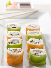 sushi de calabacín y salmón ahumado. zucchini sushi and smoked salmon.